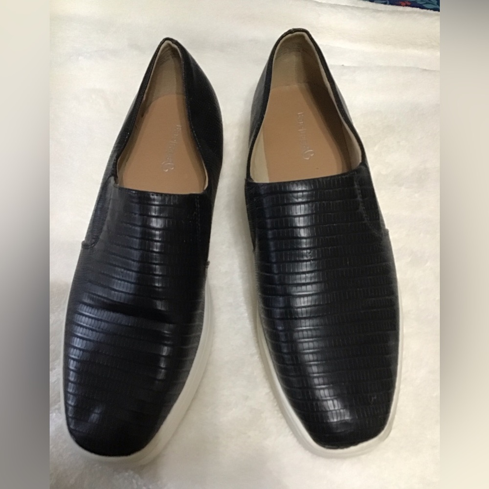 Women’s size 9 1/2 bare traps black shoes R